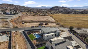 Bird's eye view with a mountain view