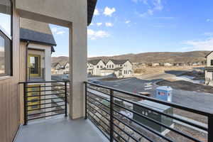 Balcony featuring a mountain view