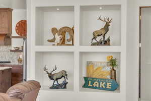 Room details with tasteful backsplash and recessed lighting