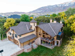 Bird's eye view with a mountain view