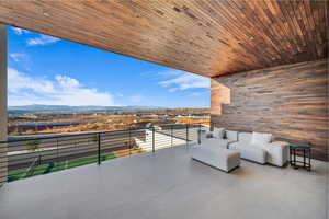 Balcony with a mountain view and an outdoor hangout area