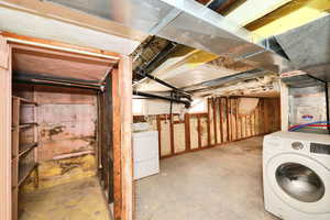 Basement featuring washer / dryer