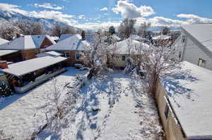 Snowy aerial view featuring a mountain view