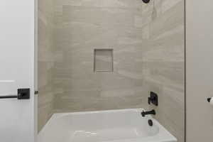 Bathroom with tiled shower / bath