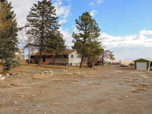 View of yard featuring a mountain view