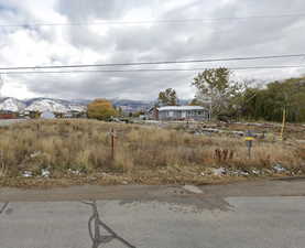 View of yard featuring a mountain view