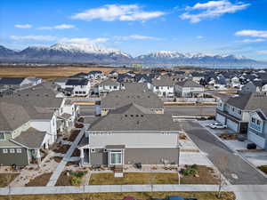 Drone / aerial view featuring a mountain view