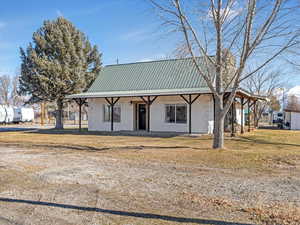 View of front facade with a front yard