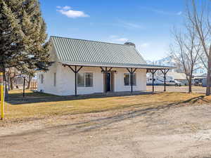 View of front facade with a front yard