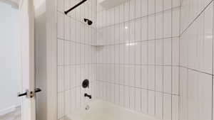 Bathroom with tiled shower / bath combo