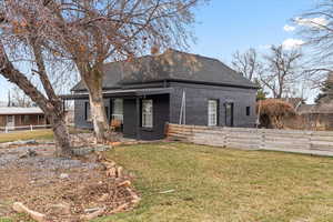 View of front facade featuring a front yard