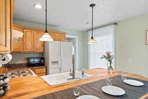 Kitchen with a lot of room for prepping and kitchen bar dining