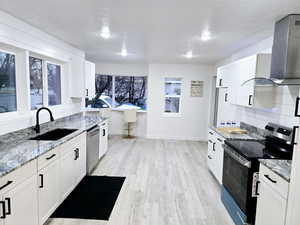 Updated kitchen with granite countertops and eat in kitchen nook, stainless steel appliances