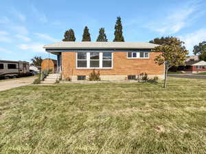 View of front facade featuring a front yard