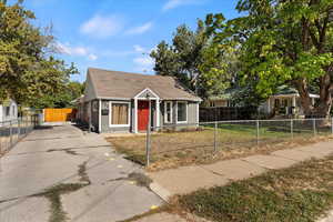 Bungalow featuring a front lawn