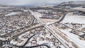 Snowy aerial view featuring a mountain view