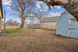 View of yard featuring a shed