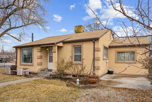 View of front of house featuring a front yard