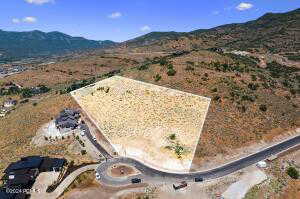 Aerial view with a mountain view