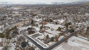 Snowy aerial view featuring a mountain view