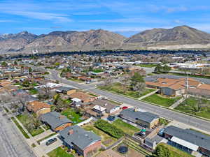 Bird's eye view featuring a residential view and a mountain view