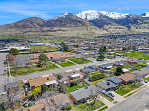 Bird's eye view featuring a mountain view and a residential view