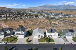 Bird's eye view with a mountain view