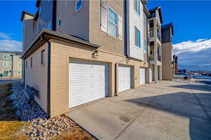 Single car garage with driveway