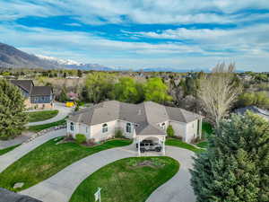 Birds eye view of property featuring a mountain view