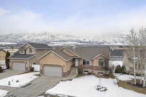 View of front property featuring a mountain view