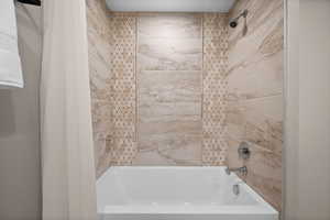 Bathroom with tiled shower / bath