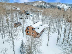 Snowy aerial view with a mountain view