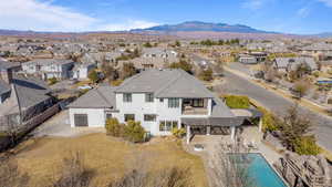 Birds eye view of property featuring a mountain view