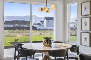 DINING AREA-GREAT SPACE/OPTIONAL 8X8 SLIDING GLASS DOOR