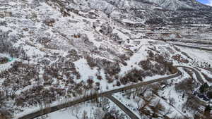 Snowy aerial view featuring a mountain view