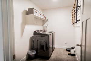 Laundry area with laundry area, baseboards, and independent washer and dryer