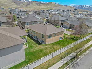 Bird's eye view featuring a residential view and a mountain view