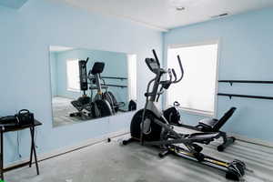 Exercise room with visible vents and baseboards