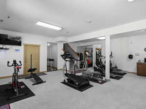 Workout room featuring carpet flooring, visible vents, and baseboards