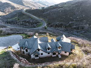 Aerial view with a mountain view