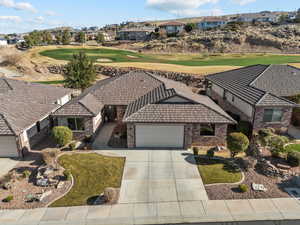 Aerial view featuring a residential view and golf course view