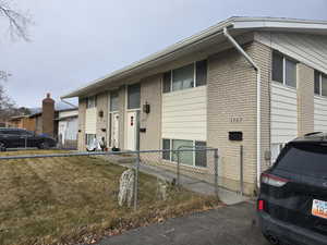 Split foyer home featuring fence and brick siding