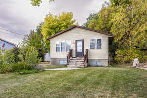 Bungalow featuring a front lawn