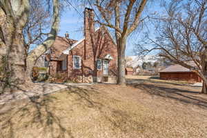 View of front facade featuring a front yard