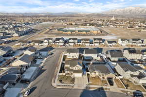 Bird's eye view featuring a residential view and a mountain view