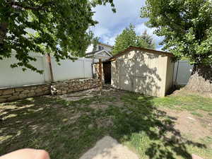 View of yard featuring a storage shed