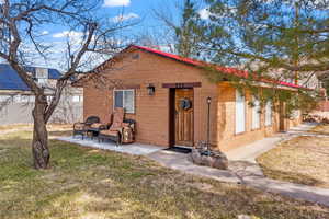 View of front of house featuring a patio and a front yard