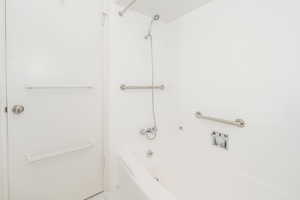 Bathroom featuring tiled shower / bath combo