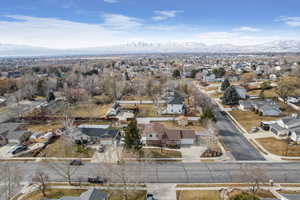 Bird's eye view featuring a residential view and a mountain view