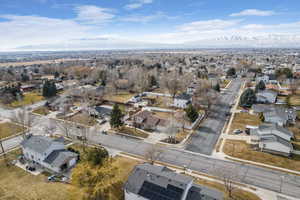 Bird's eye view with a residential view and a mountain view